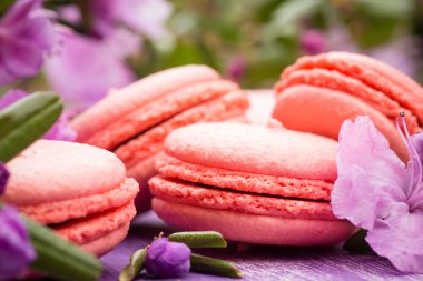Ahşap arka plan üzerinde parlak macaroons