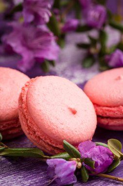 Ahşap arka plan üzerinde parlak macaroons