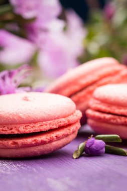Ahşap arka plan üzerinde parlak macaroons