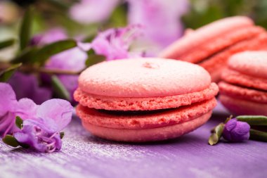 Ahşap arka plan üzerinde parlak macaroons