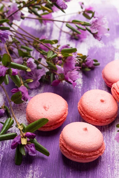 Ahşap arka plan üzerinde parlak macaroons