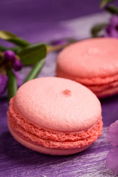 Ahşap arka plan üzerinde parlak macaroons