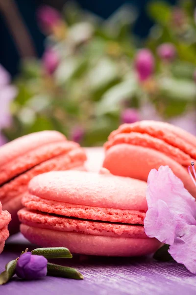 Ahşap arka plan üzerinde parlak macaroons
