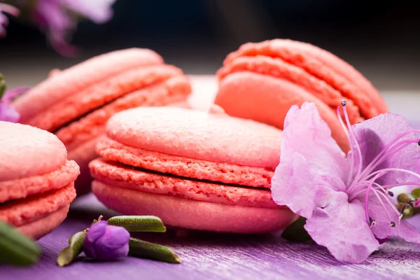 Ahşap arka plan üzerinde parlak macaroons