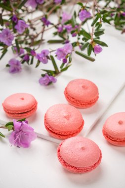 Rustik ahşap masa üzerinde parlak macaroons