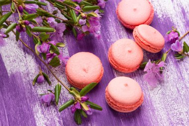 Rustik ahşap masa üzerinde parlak macaroons