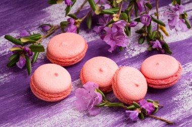 Rustik ahşap masa üzerinde parlak macaroons