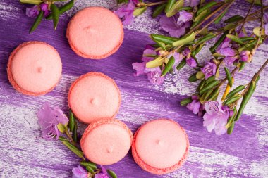 Rustik ahşap masa üzerinde parlak macaroons