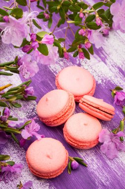 Rustik ahşap masa üzerinde parlak macaroons