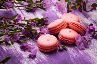 Rustik ahşap masa üzerinde parlak macaroons