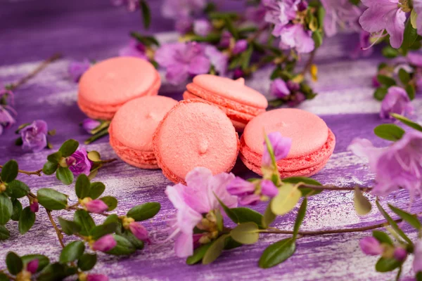 Rustik ahşap masa üzerinde parlak macaroons