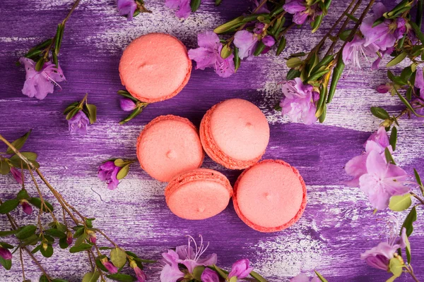 Rustik ahşap masa üzerinde parlak macaroons