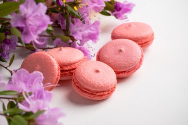 ahşap arka plan üzerinde macaroons