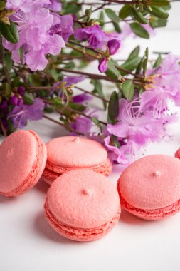 ahşap arka plan üzerinde macaroons