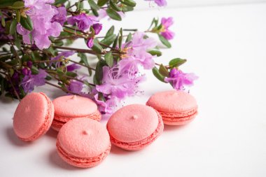 ahşap arka plan üzerinde macaroons