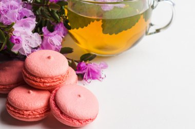 ahşap arka plan üzerinde macaroons