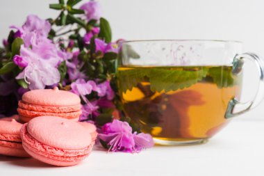 ahşap arka plan üzerinde macaroons