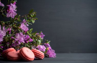 ahşap arka plan üzerinde macaroons
