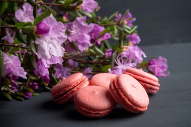 ahşap arka plan üzerinde macaroons
