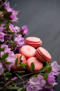 ahşap arka plan üzerinde macaroons