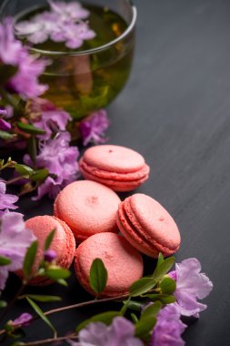 ahşap arka plan üzerinde macaroons