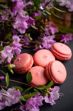 ahşap arka plan üzerinde macaroons
