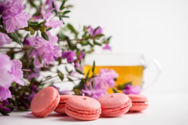Beyaz arka plan üzerinde pembe macaroons
