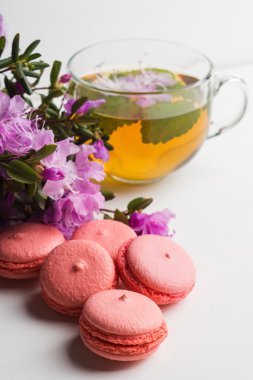 Beyaz arka plan üzerinde pembe macaroons