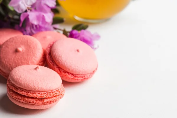 Розовый миндальное печенье на белом фоне — стоковое фото