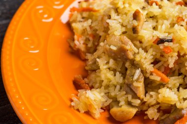 Turuncu bir plaka üzerinde Asya pilavı