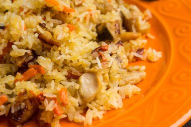 Turuncu bir plaka üzerinde Asya pilavı