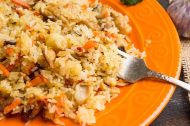 Turuncu bir plaka üzerinde Asya pilavı