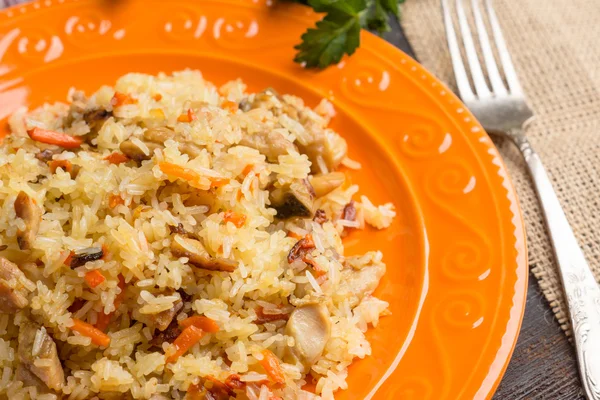 Turuncu bir plaka üzerinde Asya pilavı