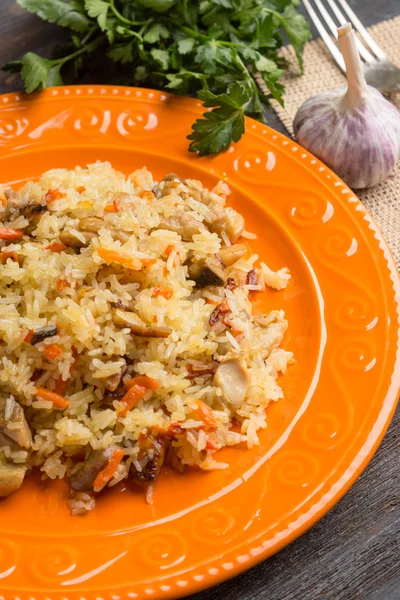 Turuncu bir plaka üzerinde Asya pilavı