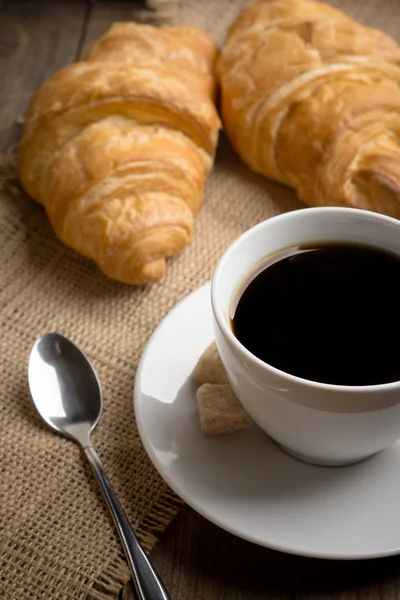 Rogaliki z filiżanki kawy — Zdjęcie stockowe