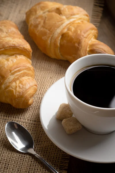 一杯のコーヒーとクロワッサン — ストック写真