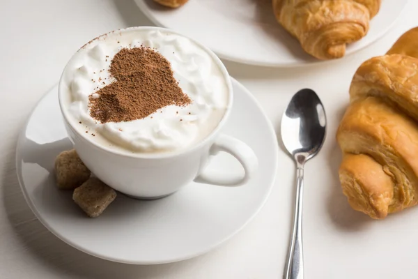 Croissanty s šálkem kávy — Stock fotografie