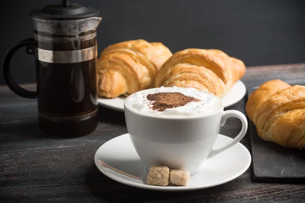 Croissanter med kopp kaffe — Stockfoto