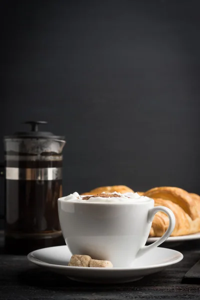 Croissants avec tasse de café — Photo