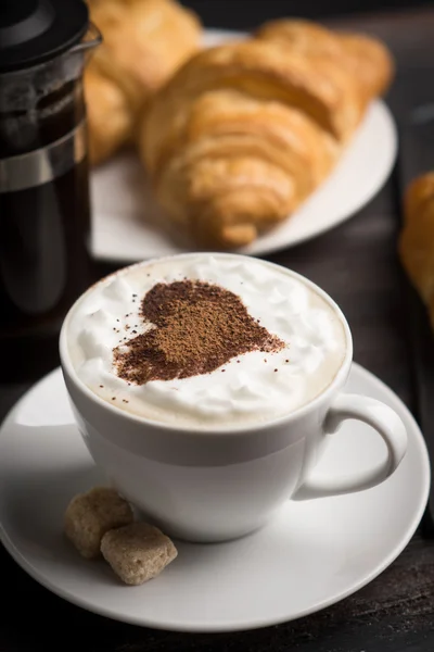 Croissant con tazza di caffè — Foto Stock