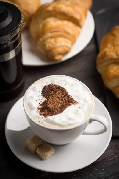 Croissanty s šálkem kávy — Stock fotografie