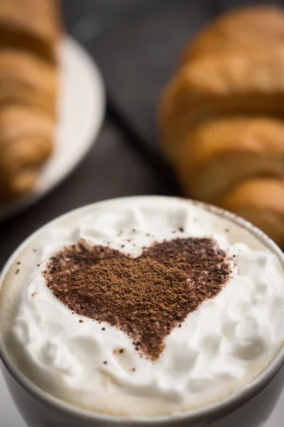 Croissants mit Tasse Kaffee — Stockfoto