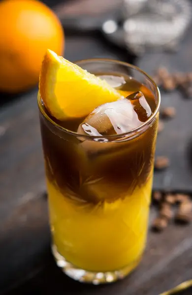 Κοκτέιλ καφέ και πορτοκαλιού στο ξύλινο φόντο — Φωτογραφία Αρχείου