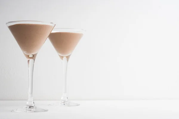 A martini pohár csokoládé mousse — Stock Fotó
