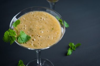 Taze muz ile nane kokteyli