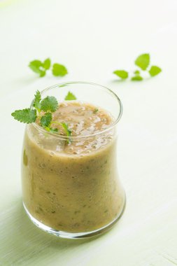 Taze muz ile nane kokteyli