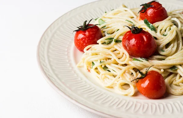 Makaron z pomidorami wiśniowymi — Zdjęcie stockowe