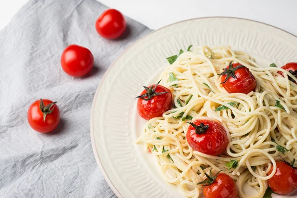 Massa com tomate cereja — Fotografia de Stock