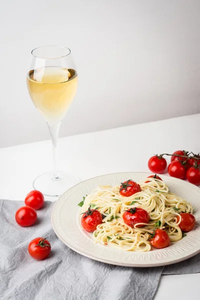 Massa com tomate cereja — Fotografia de Stock