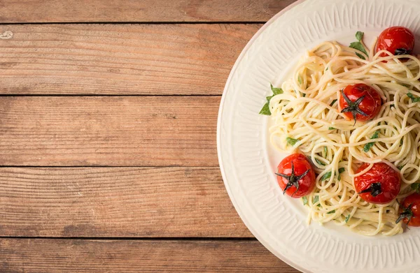 Massa com tomate cereja — Fotografia de Stock